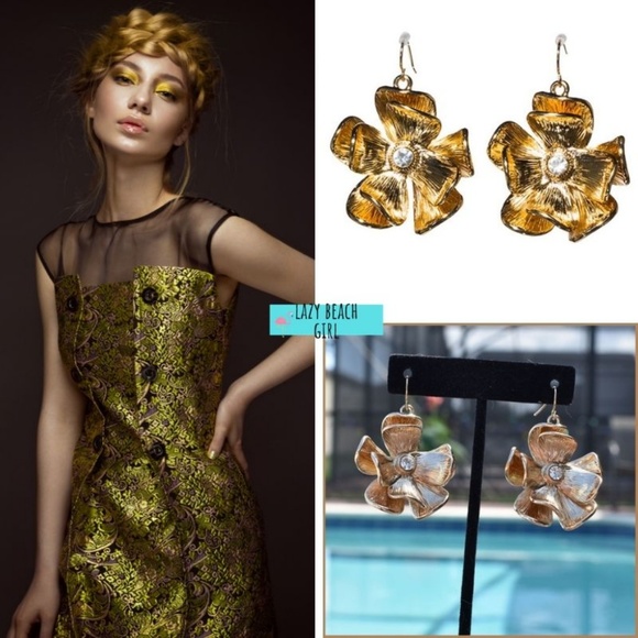 gold tone flower earrings - Picture 2 of 9